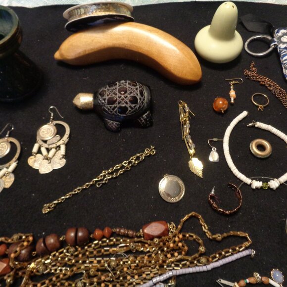 JUNK DRAWER VINTAGE SALT WOOD BANANNA BRADLEY COIN TURTLE JEWELRY PARTS ETC LOT - Picture 5 of 13